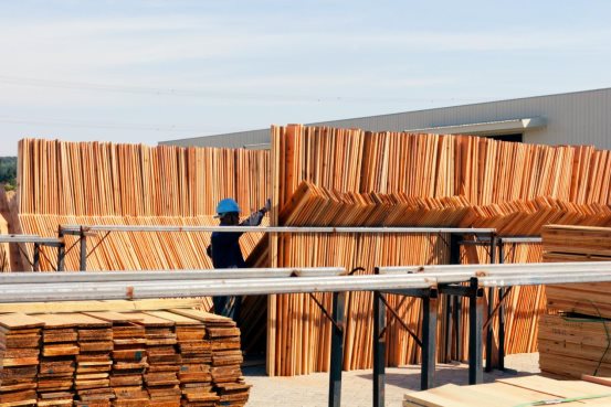 8.作品名称：静谧的板材晾晒图 报送单位：福州国林林产品有限公司